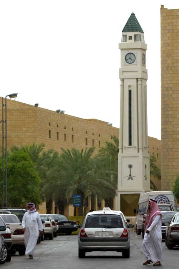 Saudis walking near the Justice Square (background), where all sentences pronouced by the Saudi Islamic Court are executed, in Riyadh - Sputnik International