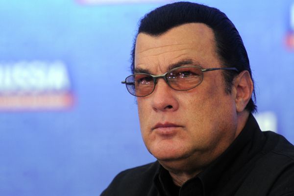 Seagal Visits Russia’s Beslan School, Vows to Fight Terror - Sputnik International