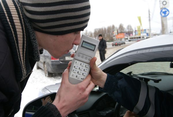 A driver is tested for alcohol with a breathalyzer - Sputnik International