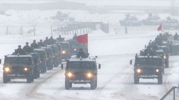 Tigers and Lynxes polish maneuvers at the first Victory Parade rehearsal - Sputnik International