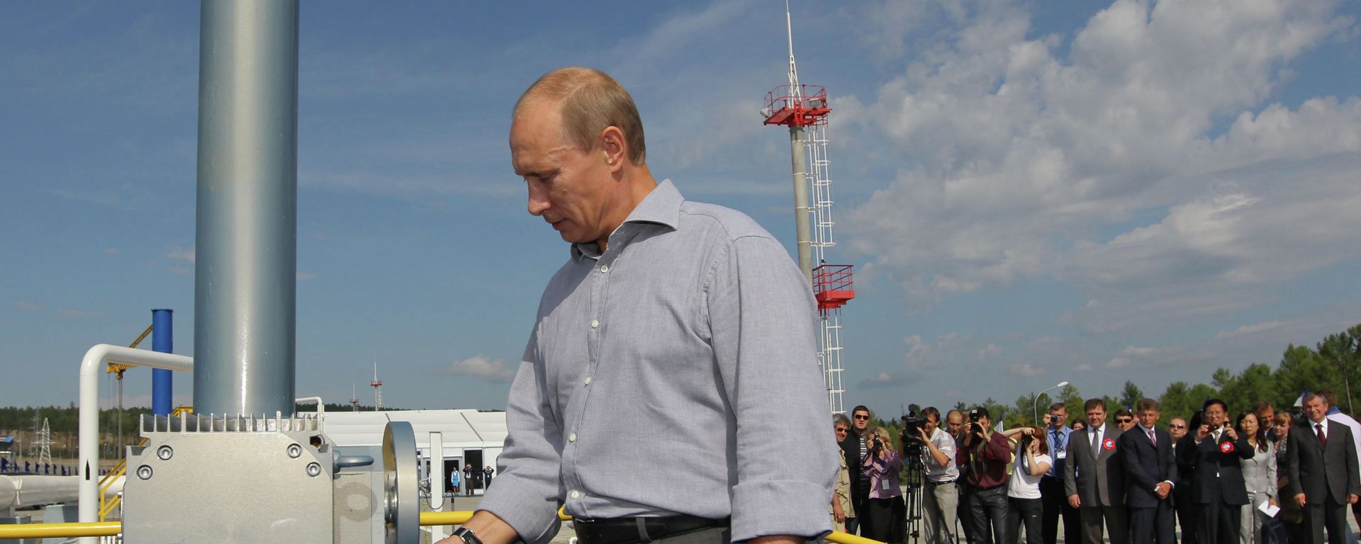 Vladimir Putin launches the Russian section of the Russian-China oil pipeline in 2010 Vladimir Putin launches the Russian section of the Russian-China oil pipeline in 2010 - Sputnik International, 1920, 22.01.2023