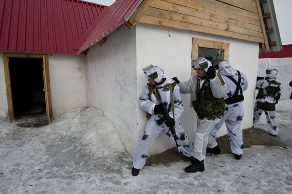 Special Police Forces Show Off in the Snow - Sputnik International