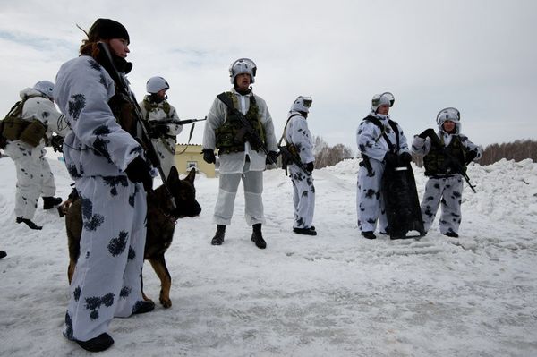 Special Police Forces Show Off in the Snow - Sputnik International