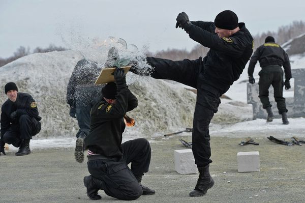 Special Police Forces Show Off in the Snow - Sputnik International