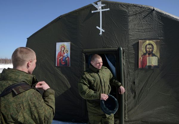 Russian Paratrooper Priests Jump with Mobile Church - Sputnik International