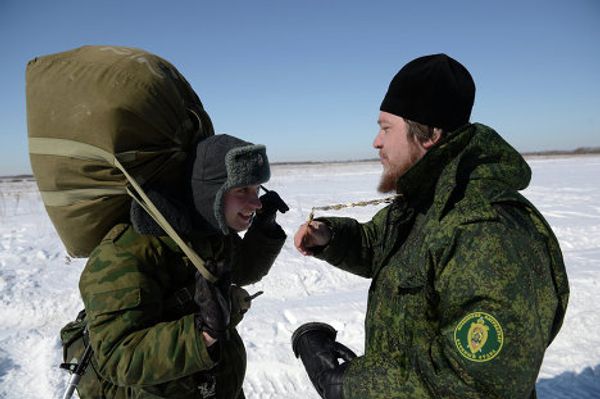Russian Paratrooper Priests Jump with Mobile Church - Sputnik International