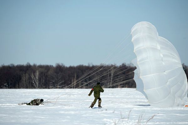 Russian Paratrooper Priests Jump with Mobile Church - Sputnik International