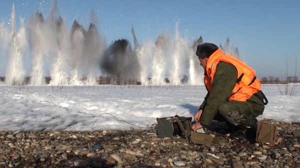 Rescuers blast ice to prevent river flooding - Sputnik International