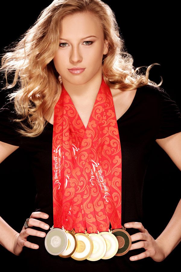 Jessica Long modeling her medal haul from the 2008 Paralympics in Beijing: four golds, a silver and a bronze - Sputnik International