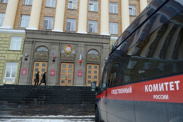 A car of the Investigative Committee is seen parked outside Novgorod Region legislature - Sputnik International