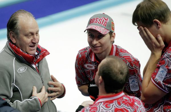 Andrei Drozdov (center) - Sputnik International