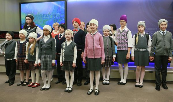 Vyacheslav Zaitsev showcases school uniform collection - Sputnik International