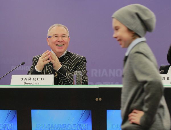 Vyacheslav Zaitsev showcases school uniform collection - Sputnik International