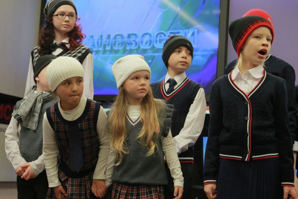 Vyacheslav Zaitsev showcases school uniform collection - Sputnik International