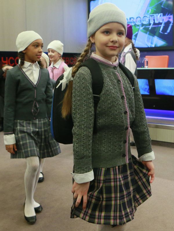 Vyacheslav Zaitsev showcases school uniform collection - Sputnik International