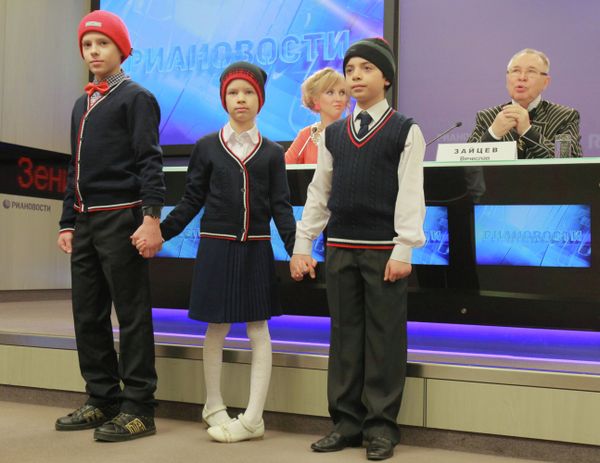 Vyacheslav Zaitsev showcases school uniform collection - Sputnik International