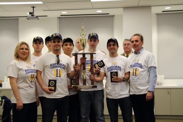 US-Hungarian Susan Polgar, left, and the players for the Webster University chess team, which captured the United States’ most prestigious collegiate chess championship over the weekend - Sputnik International