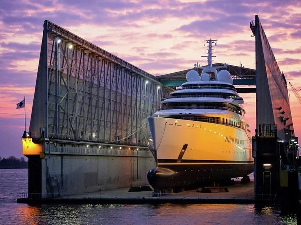 Azzam Mega Yacht Eclipses Abramovich’s Record - Sputnik International