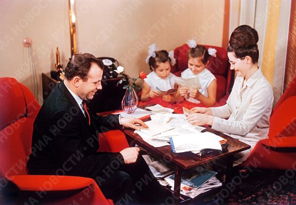 Yury Gagarin and His Family Yury Gagarin and His Family - Sputnik International