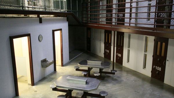 The interior of a communal cellblock at Guantanamo prison Camp VI - Sputnik International