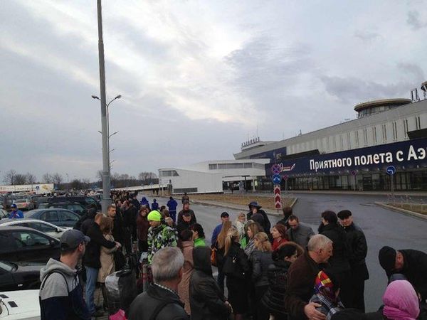 The Interior Ministry had to evacuate some 1,500 people from Pulkovo Airport after an anonymous caller warned of explosives at the airport - Sputnik International