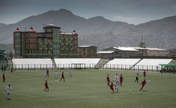The Shuravi, in white uniforms, launching an attack in Kabul. The Soviet team won 1-0 - Sputnik International