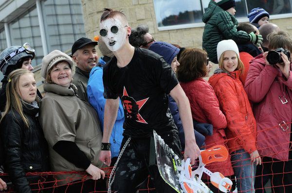 Gypsies and Zombies in the Pond Ski Competition in Krasnoyarsk - Sputnik International