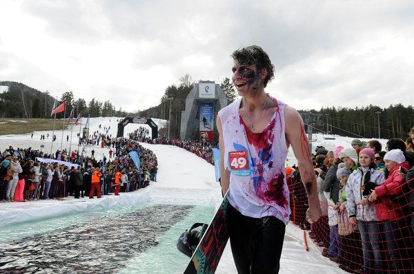 Gypsies and Zombies in the Pond Ski Competition in Krasnoyarsk - Sputnik International