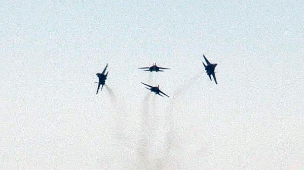 Russian Stunt Pilots Thrill Spectators Near Moscow - Sputnik International