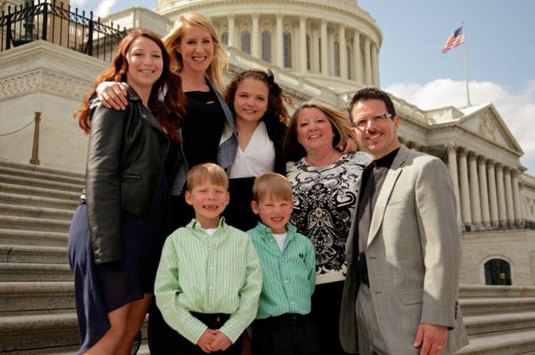 Director Sarah McCarthy, second from left, in Washington with the Diaz family - Sputnik International