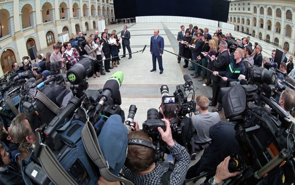 Putin On the Defensive in Annual Call-In Show (WRAP) - Sputnik International