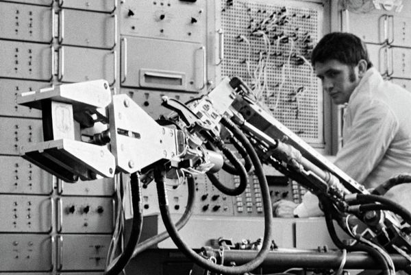 A specialist tests a robot manipulator arm at the Leningrad Institute of Aviation Instrument Engineering. 1972. A specialist tests a robot manipulator arm at the Leningrad Institute of Aviation Instrument Engineering. 1972. - Sputnik International