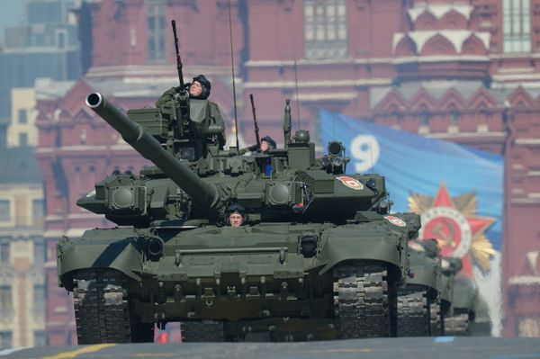 Танки Т-90 проходят по Красной площади во время генеральной репетиции парада Победы - Sputnik International