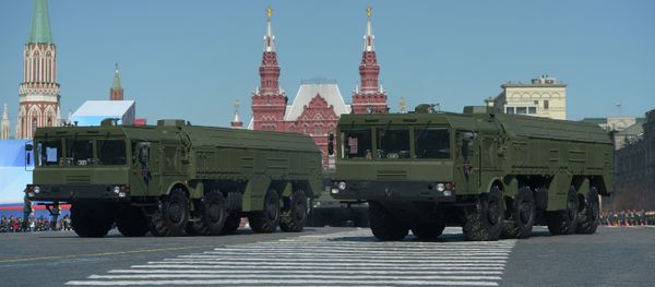Оперативно-тактический ракетный комплекс ПУ Искандер-М проходит по Красной площади во время генеральной репетиции парада Победы - Sputnik International