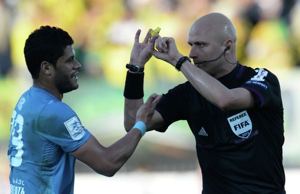 Zenit player Hulk and referee Sergei Karasyov - Sputnik International