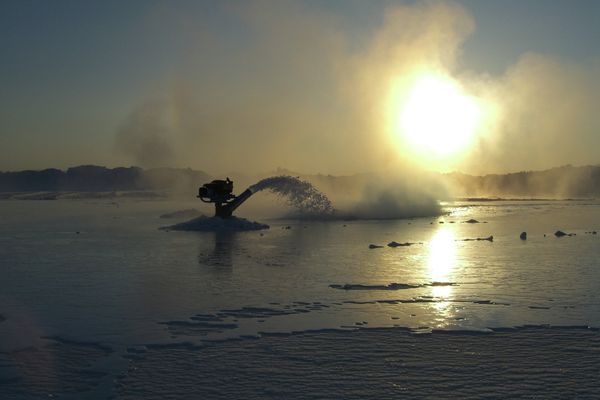 Scientists drilled from an ice platform 348 yards (318 meters) into the sediment of Lake El’gygytgyn. - Sputnik International
