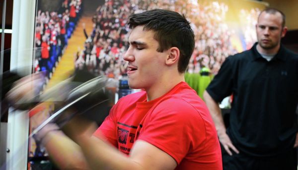 Lokomotiv Yaroslavl hockey player Pavel Koledov does bicep curls in the Power Train gym in Manheim, Pa. - Sputnik International