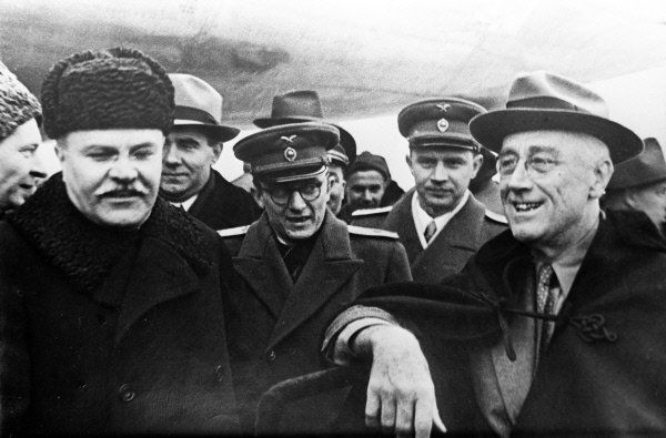 US President Franklin D. Roosevelt (R) meets with Soviet Foreign Minister Vyacheslav Molotov (L) in America in 1942. - Sputnik International