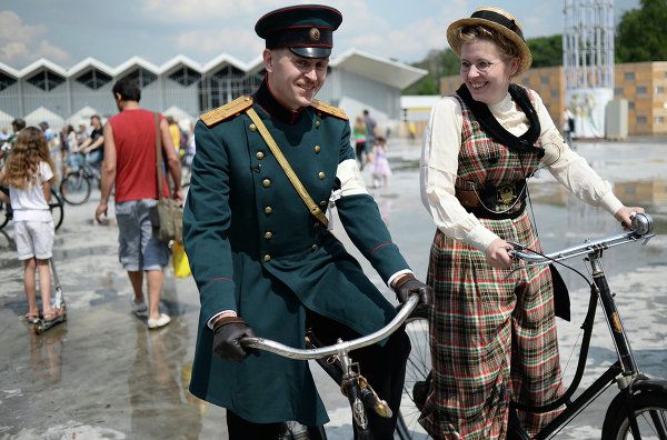 Russia’s first vintage bike ride held in Moscow’s Sokolniki Park - Sputnik International
