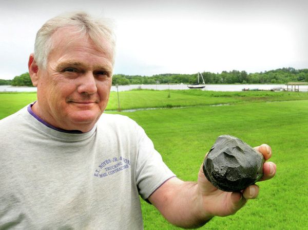 Phil Green holds the rock that NASA says is likely Russian space junk - Sputnik International