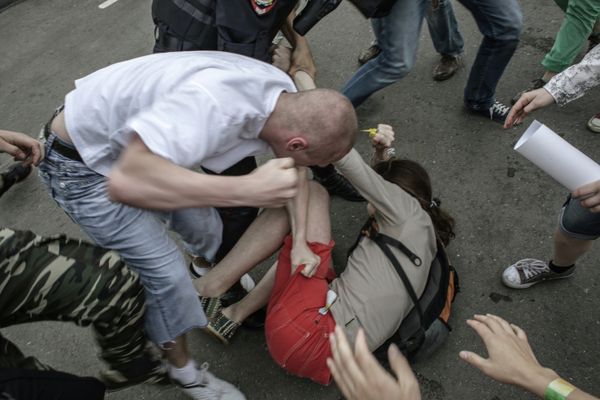 Gay activist beaten up by members of nationalist movements during the pro-gay “Rainbow Rally” in Moscow’s Gorky Park - Sputnik International