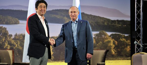Japanese Prime Minister Shinzo Abe and Russian President Vladimir Putin shake hands before  their meeting during the G8 Summit at Lough Erne in Enniskillen, Northern Ireland, June 17, 2013 - Sputnik International