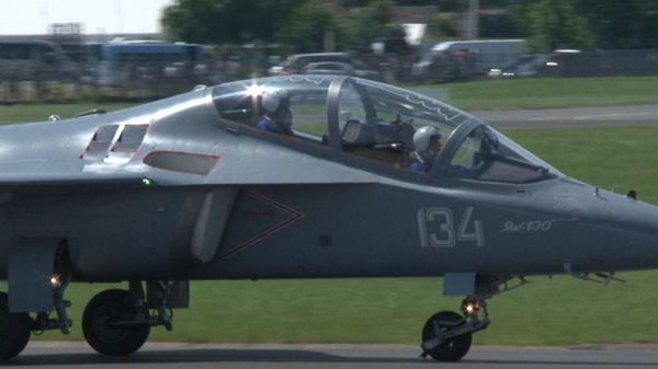 Le Bourget Air Show: Yak-130 Demonstration Flight and Tour of New SSJ-100 Jet - Sputnik International