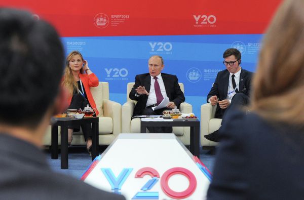 Russian President Vladimir Putin at a meeting with young representatives from G20 countries - Sputnik International