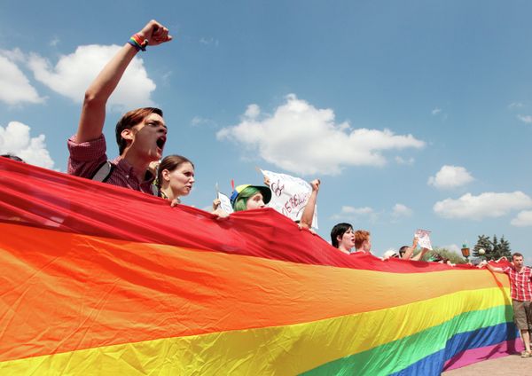 A sanctioned gay pride gathering in St. Petersburg ended in the detention of demonstrators and violent scuffles between police and anti-gay campaigners. - Sputnik International