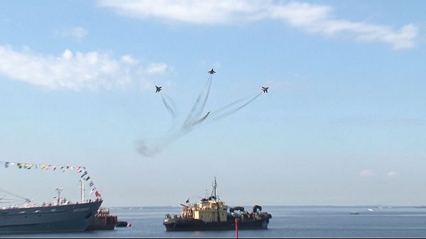 Russian Aerobatic Display Teams Thrill Spectators in St. Petersburg - Sputnik International