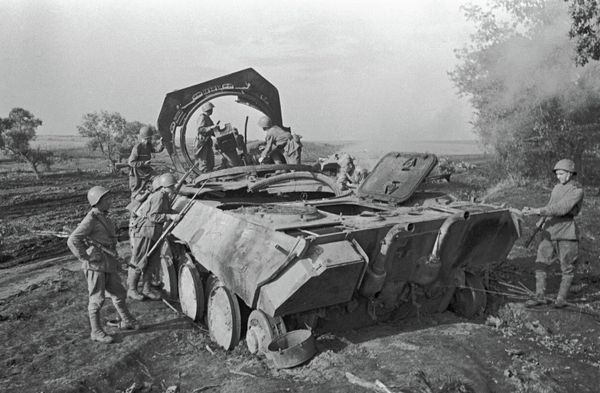 Soviet infantry inspect a burnt-out Panther at Kursk. Soviet infantry inspect a burnt-out Panther at Kursk. - Sputnik International