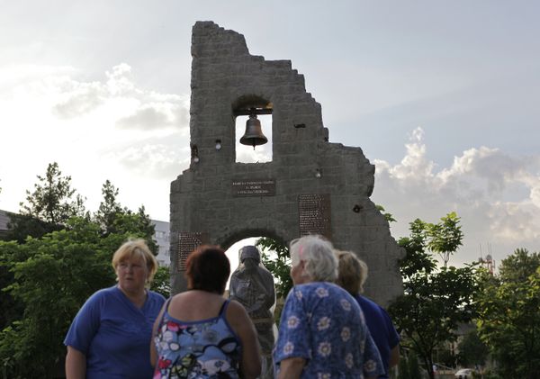 The monument was unveiled in memory of 153 residents killed in the disaster - Sputnik International