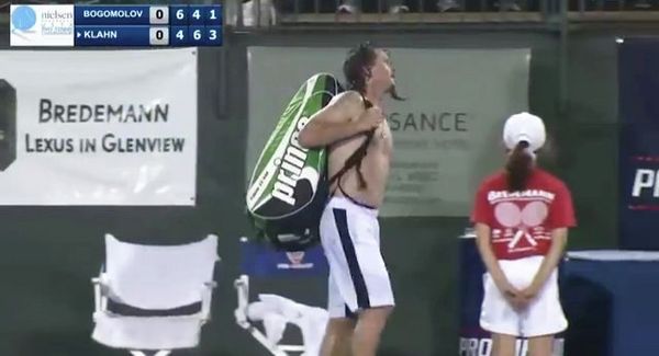 Alexei Bogomolov leaves the court after he stopped playing at the Nielsen Tennis Pro Championship last week. - Sputnik International