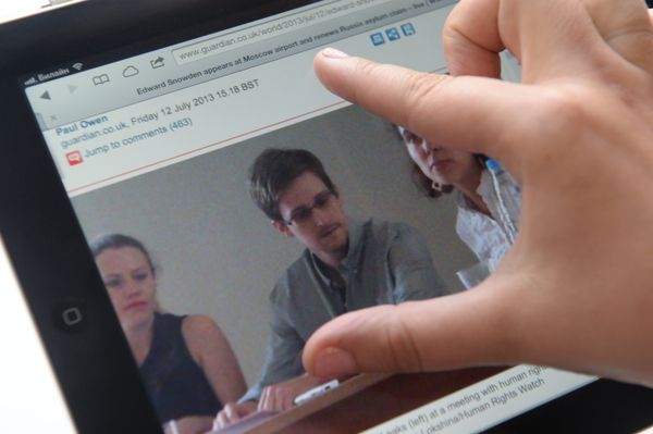 US Fugitive Snowden Can Work, Travel in Russia – Official - Sputnik International
